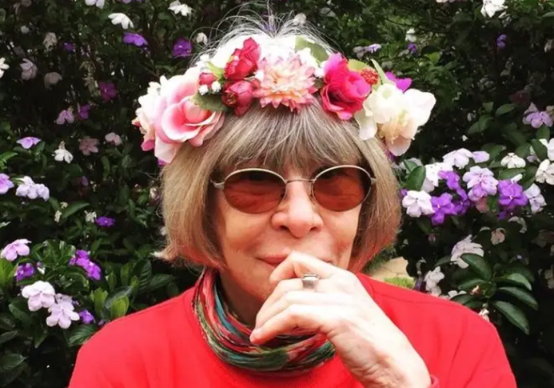 Rita Lee adorava se posicionar nas redes sociais e em entrevistas. Muitas dessas frases marcaram a carreira da artista. - Foto: reprodução redes sociais