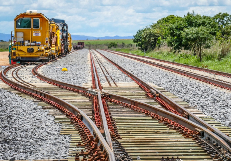 A mega ferrovia vai ligar Brasília à praia no Espírito Santo. O trem vai passar por Minas Gerais. Foto: Reprodução/Click Petróleo e Gás.