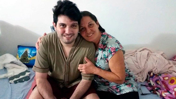 Renan Oliveira e a mãe Maria Lúcia de Oliveira Ribeiro que atribuem ao surfista Guido Shäffer a graça pela cura do rapaz desenganado pelos médicos - Foto: arquivo pessoal