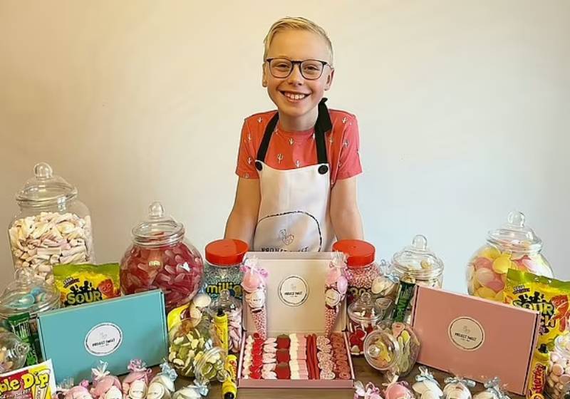 Garoto de 14 anos cria marca de doces com dinheiro que juntou para