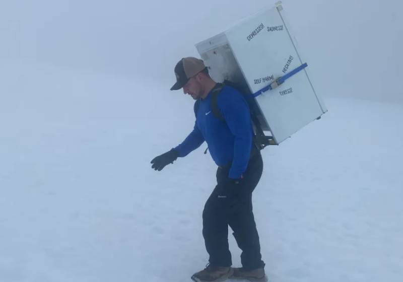 O homem que subiu montanhas com uma geladeira nas costas decidiu doar todo o dinheiro recebido pela conquista para entidades que cuidam de pessoas com problemas de saúde mental - Foto: Reprodução/SWNS