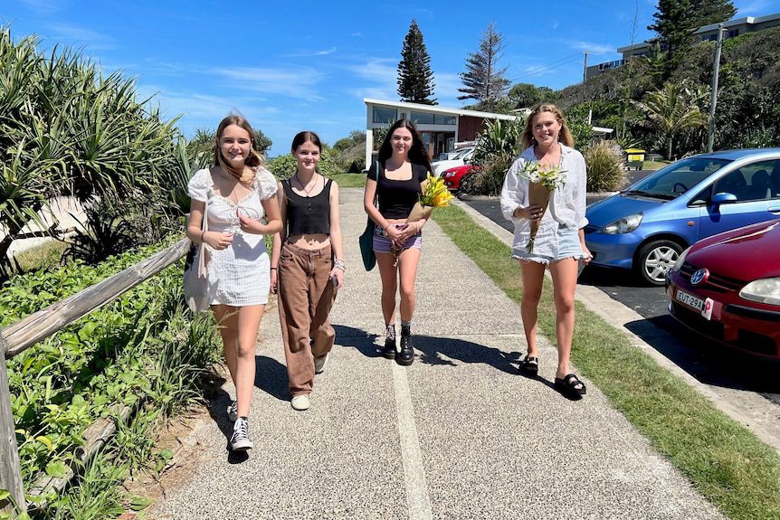 Chloe, Violet, Elyse e Bella se reuniram para comemorar as medalhas que receberam pela bravura. Foto: ABC North Coast: Hannah Ross