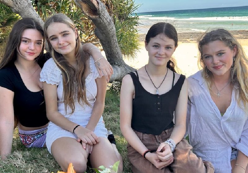 As surfistas adolescentes com as meninas que salvaram numa praia da Austrália - Foto: ABC North Coast: Hannah Ross