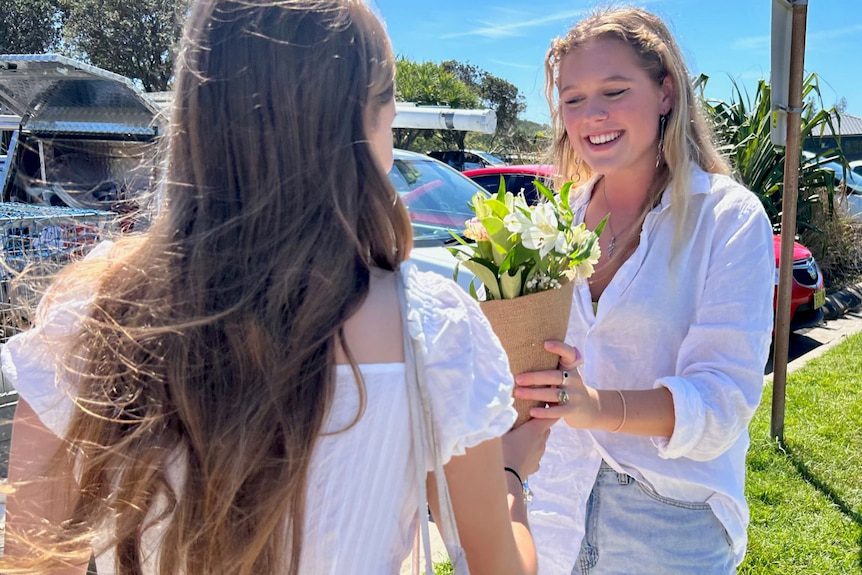 As surfistas adolescentes receberam flores das meninas que salvaram - Foto: ABC North Coast: Hannah Ross