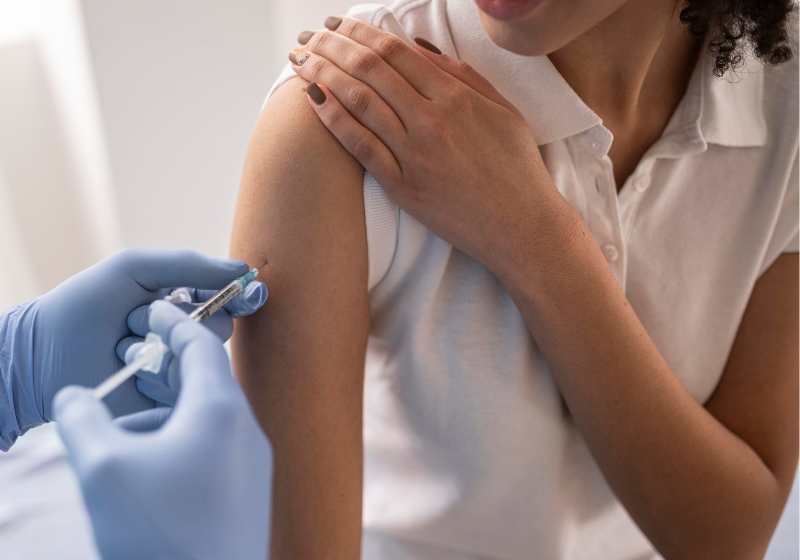 Ao combinar pedaços do coronavírus e da bactéria encontrada na BCG, esses pesquisadores de universidades brasileiras avançaram no desenvolvimento de uma vacina que protege contra o covid e a tuberculosa. Foto: Reprodução/Freepik.