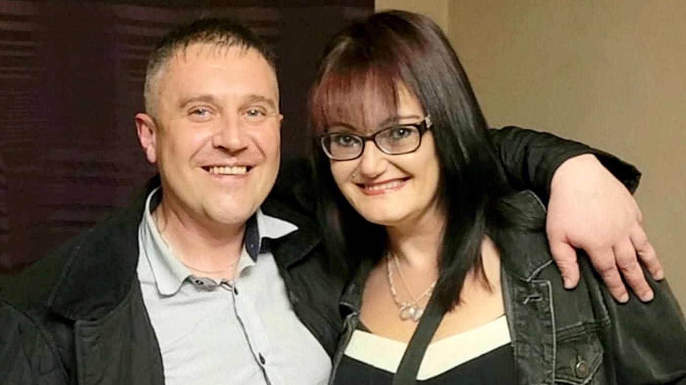 Chris e Michelle se apaixonaram através do app 'Nextdoor'. Eles são vizinhos há 40 anos e nunca tinham se esbarrado no bairro. - Foto: SWNS