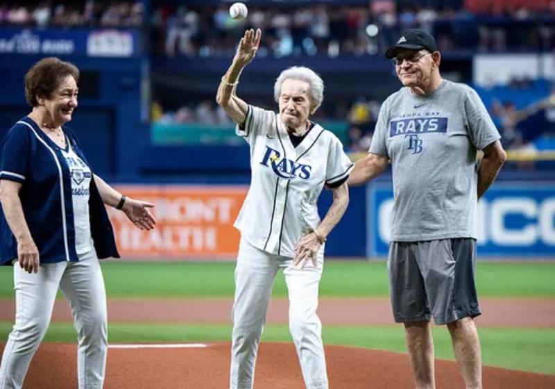 Helen Kahan, sobrevivente do Holocausto, foi a convidada de honra no estádio de beisebol e até lançou a primeira bola. - Foto: Fox News