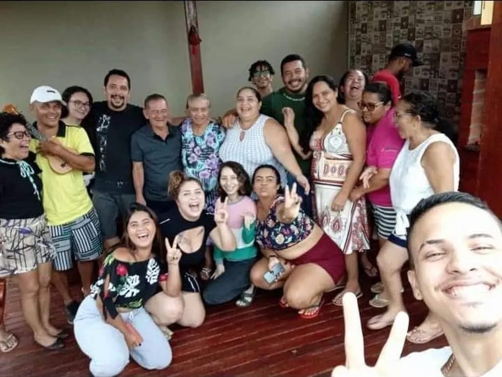 Se Oswaldo e dona Maria rodeado pelos familiares no 'grande dia' — Foto: Arquivo Pessoal