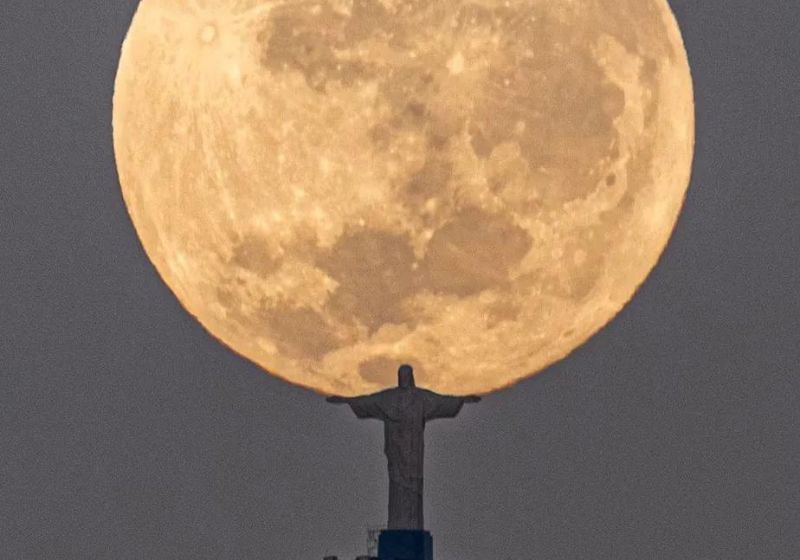 A foto do Cristo Redentor abraçando a Lua cheia foi tirada neste fim de semana pelo fotógrafo. Leonardo Sens - Foto: Leonardo Sens