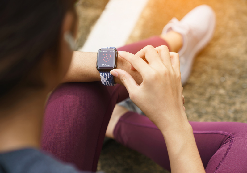 Um Apple Watch salva uma mulher após notificar batimentos cardíacos além do normal. - Foto: Canva.