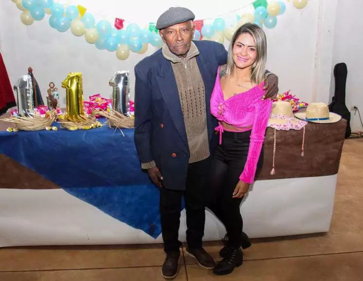 O centenário seu Antônio e uma das netas - Juliano Almeida / Campo Grande News