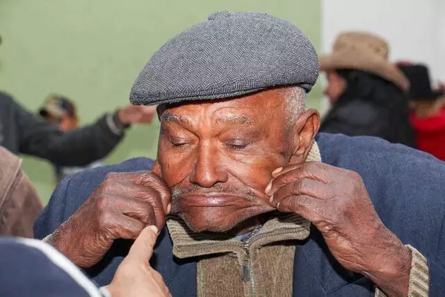 Além de Benzedeiro, seu Antônio é contador de histórias e adora divertir as pessoas - Foto: Juliano Almeida / Campo Grande News