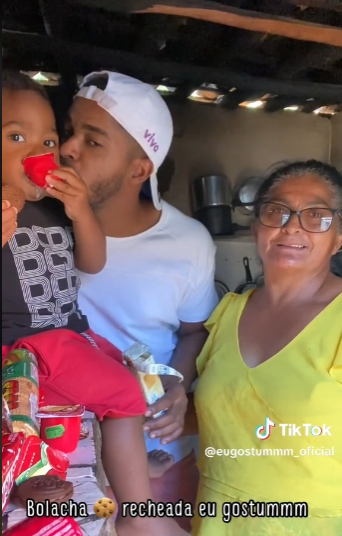Agora que não passa mais dificuldades, a família de Biris teve muito o que comemorar no vídeo! Foto: Reprodução/@eugostummm/Tik Tok.