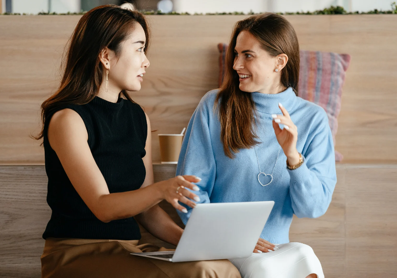 Especialista dá dicas de como ser um bom ouvinte e não prejudicar o seu emocional com pessoas tóxicas - Foto: Canva.