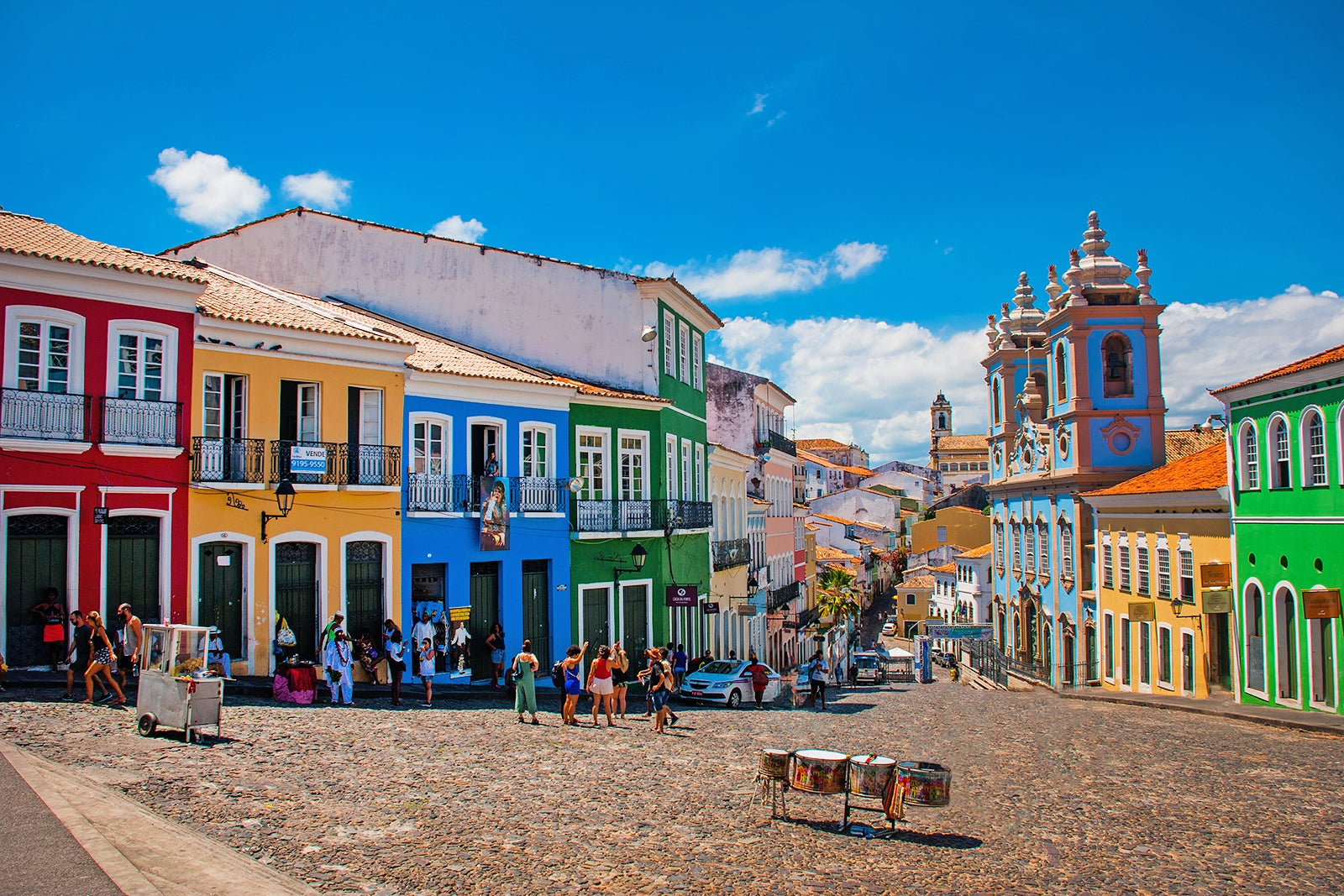 O Pelourinho na Bahia é um lugar formado por ruas de paralelepípedo. As construções históricas se misturam com os bares e as lojas de souvenirs, tornando o passeio muito bacana. Foto: Reprodução/Visit Brazil.