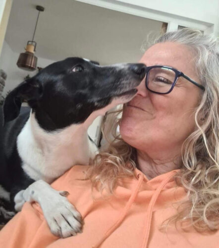 A cadelinha ganha o amor e o carinho da tutora. - Foto: arquivo pessoal