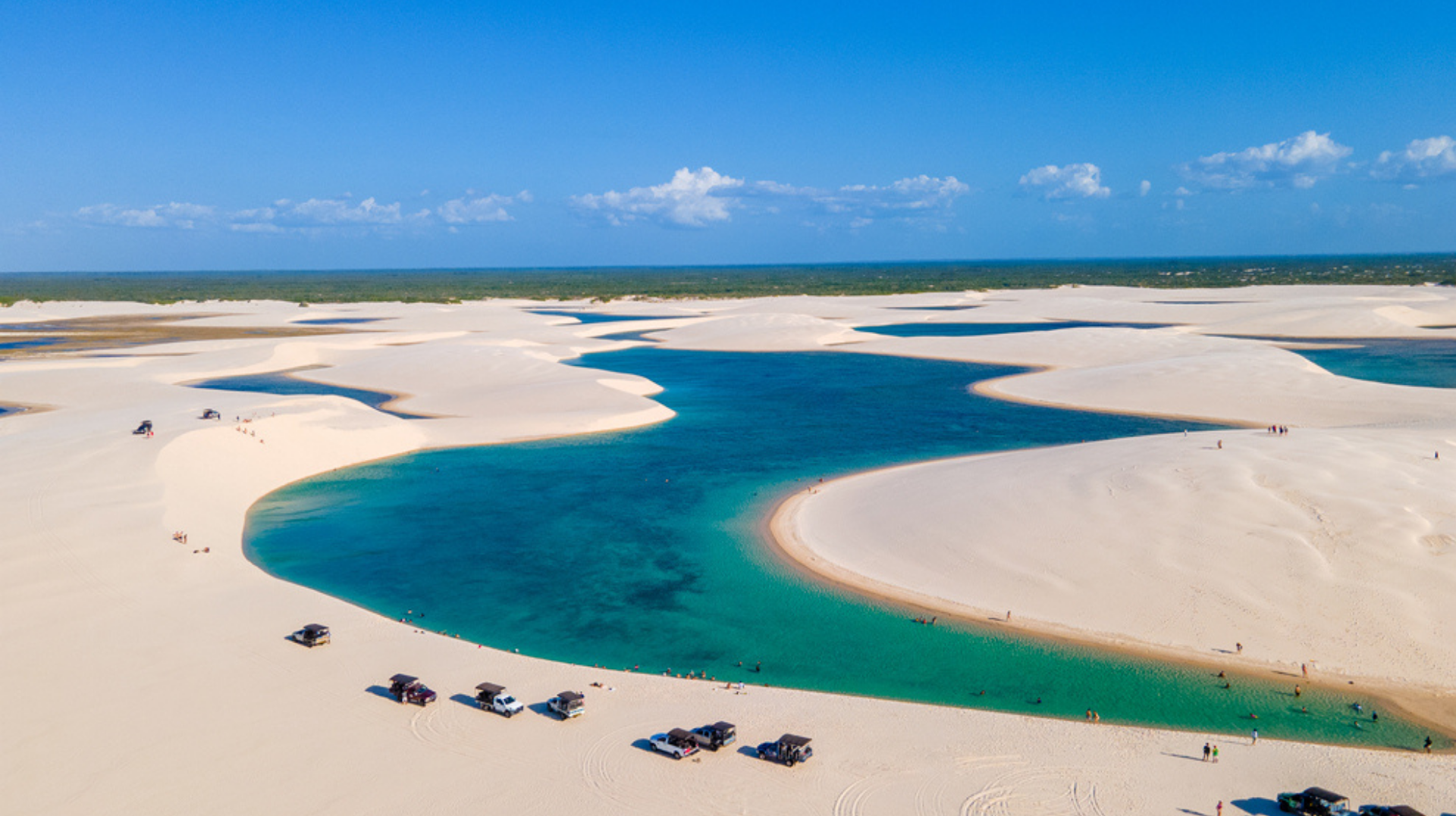 Ideal para relaxar enquanto contempla a natureza, os Lençóis Maranhenses são um dos principais destinos dos turistas que visitam o Maranhão. Foto: Reprodução/ 123 Milhas.