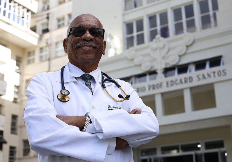 O professor e médico Antônio Alberto Lopes, 1º diretor preto da história da UFBA, prefere falar do futuro, não do passado. - Foto: Foto: Marina Silva/CORREIO