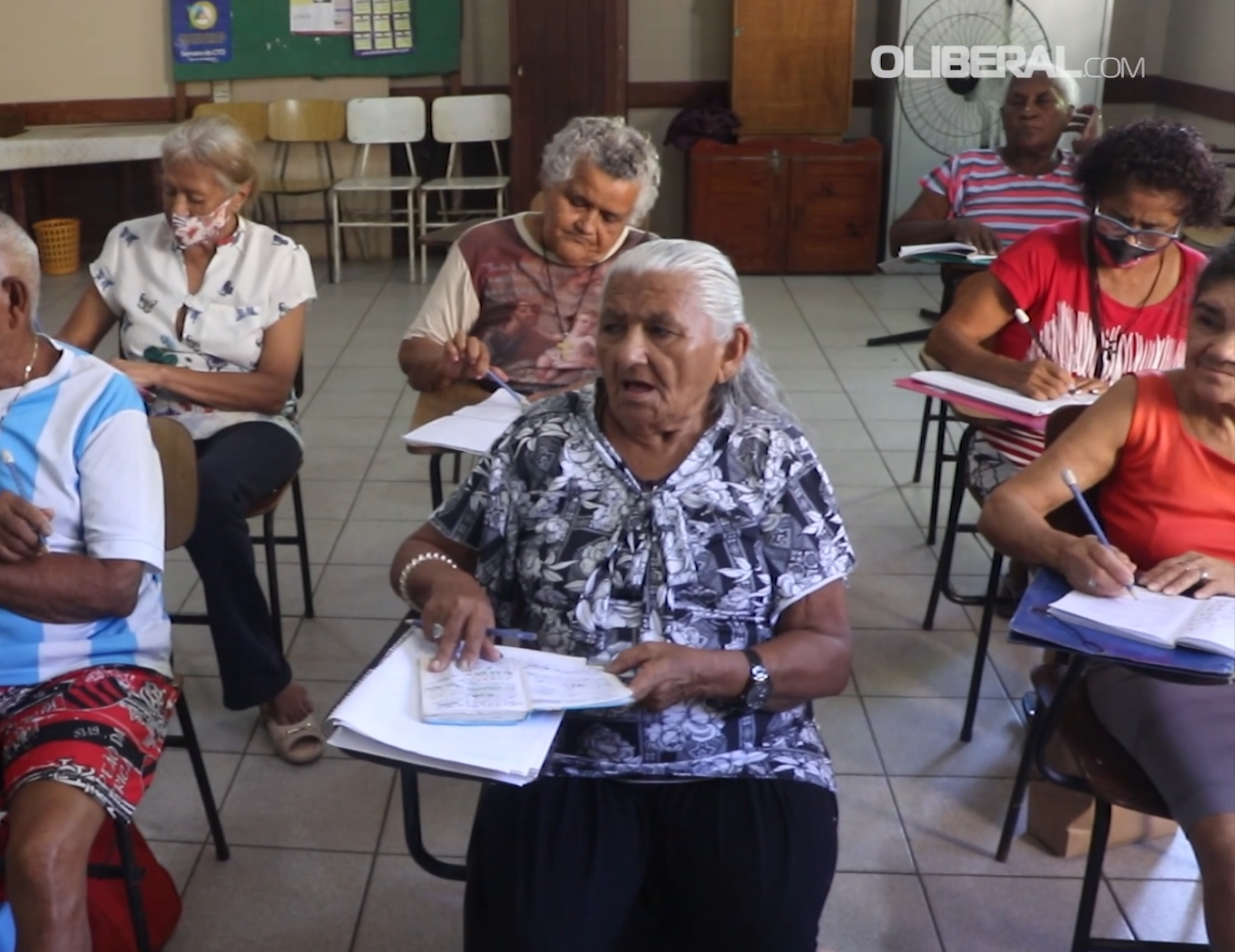 Na sala de aula, olhos voltados para o quadro enquanto a professora passa mais uma lição. Foto: Reprodução/O Liberal.