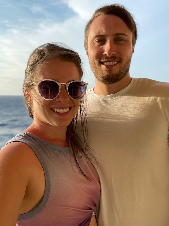 Os enfermeiros estavam de férias quando foram chamados para socorrer o passageiro que passou mal no avião - Foto: Emily Raines