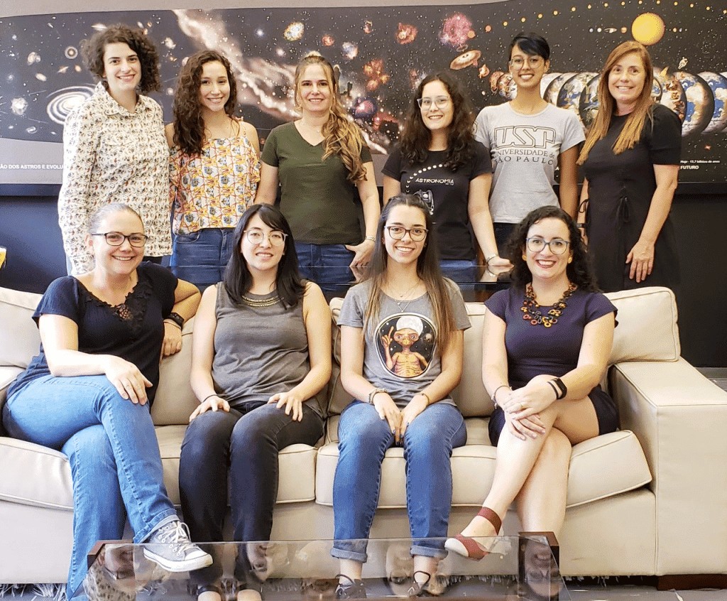 A Equipe de coordenação do Projeto Astrominas vai acompanhar as alunas durante o curso, ajudando na resolução de exercícios e na interação entre as discentes. Foto: Reprodução/Astrominas.