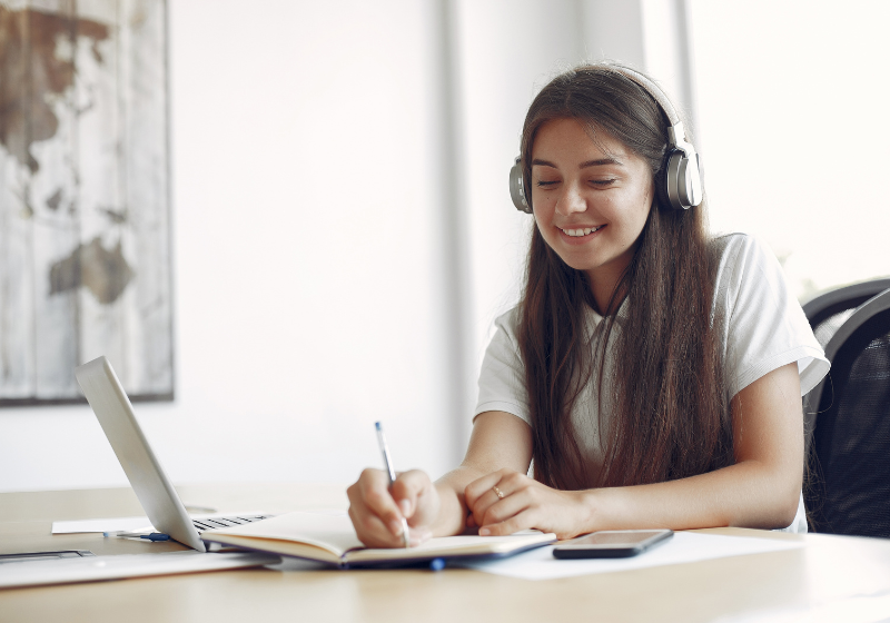 A Universidade de Cambridge está com 1000 bolsas de estudo para um curso gratuito em Sustentabilidade. Foto: Reprodução/Freepik.
