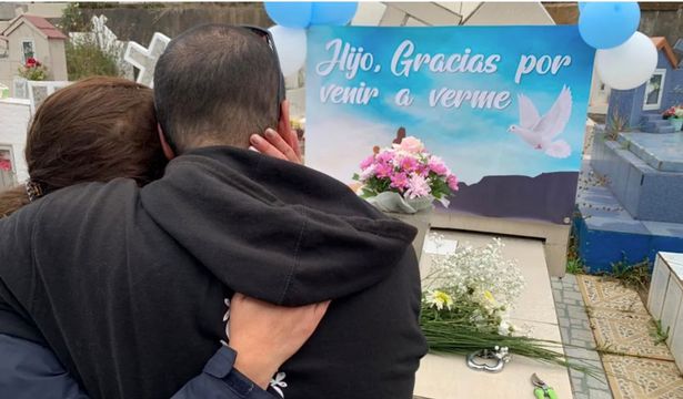 Infelizmente, a mãe dele já morreu e Scott se emocionou ao visitar o túmulo dela - Foto: CNN