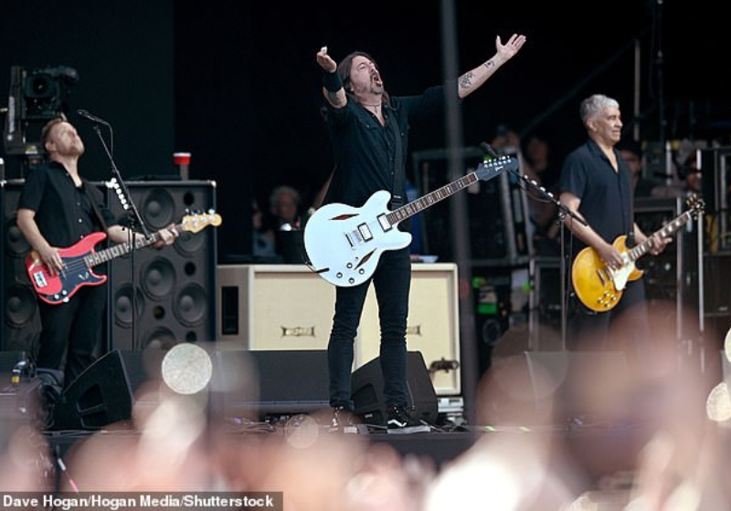 A banda Foo Fighters enlouqueceu o público com um show surpresa no Festival de Glastonbury - Foto: reprodução Daily Mail
