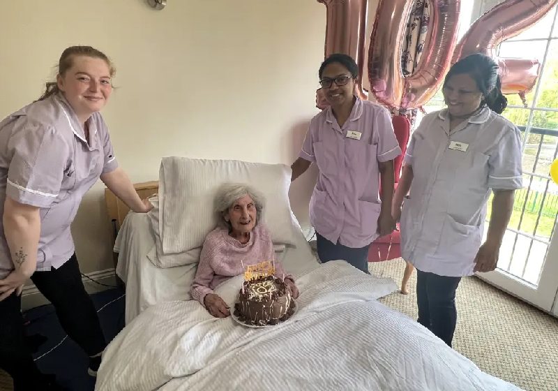 A idosa Joyce completou 102 anos e revelou que bom sexo é um dos segredo dela para vida longa - Foto: Care UK / SWNS