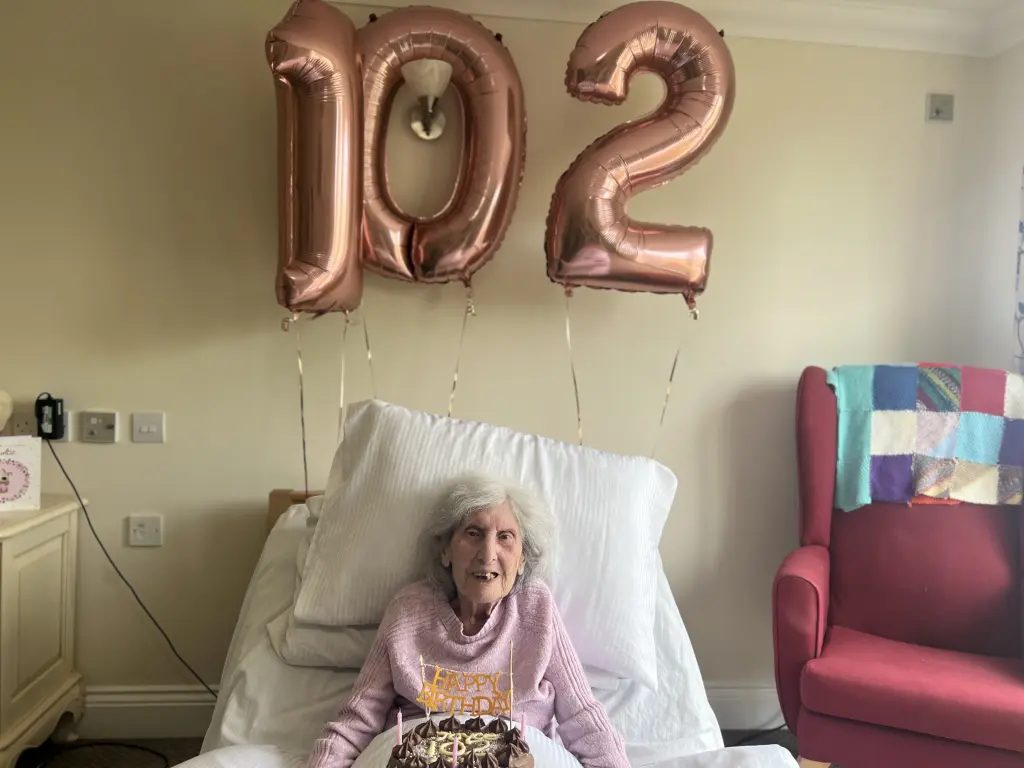 A idosa Joyce Jackman comemorou seu 102º aniversário em 9 de maio e credita sua vida longa e feliz ao bom sexo, chocolate e vinho. - Foto: Care UK / SWNS