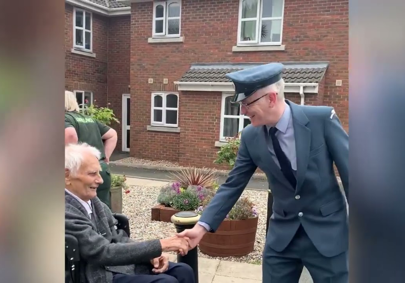 O veterano está com 98 anos e sofre com demência. A surpresa trouxe o sorriso dele novamente. - Foto: reprodução YouTube