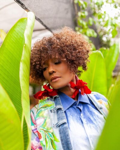 Isabel Filardis chega aos 50 linda e cheia de talento. - Foto: reprodução Extra