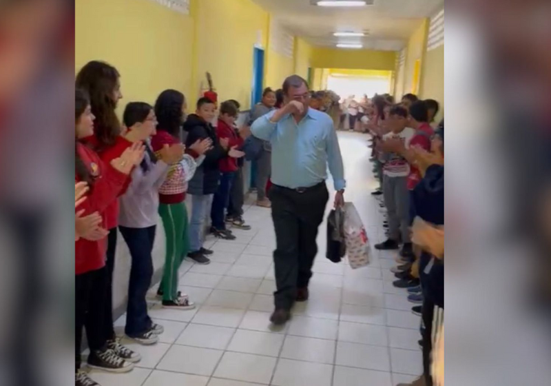Foram 35 anos de sala de aula e esse professor ganhou uma homenagem dos alunos: um corredor de palmas! Foto: Reprodução/Arquivo pessoal.