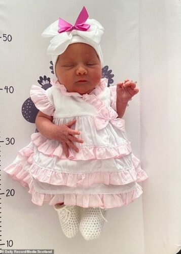 A bebê nasceu forte e saudável - Foto: reprodução Daily Mail