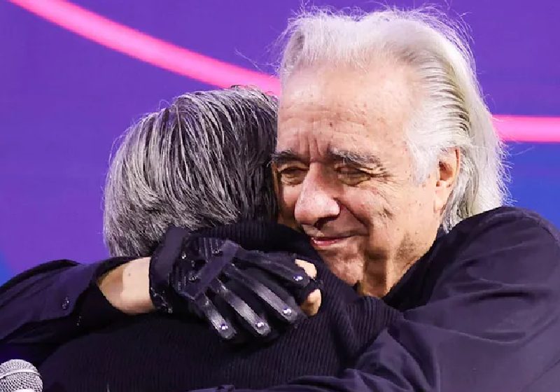 O maestro João Carlos Martins abraçou com gratidão e carinho o Bira, o criador das luvas biônicas que fizeram o músico voltar a tocar piano. Foto: Manuela Scarpa/BrazilNews