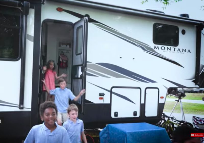A família do pastor Scott mora no motorhome. São no total 7 pessoas vivendo em uma área verde da Flórida, nos EUA - Foto: reprodução / Giro EUA