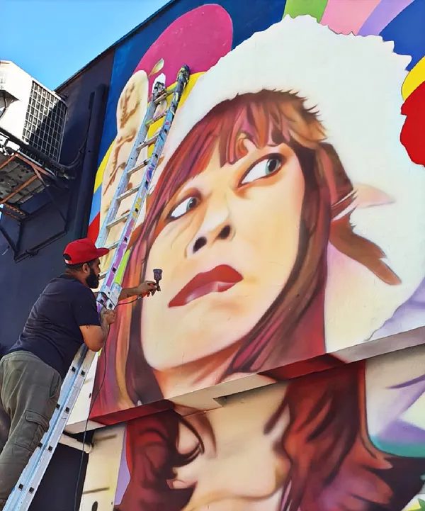 No mural tem duas imagens de Rita Lee, uma dos anos 60 e 70 e outra de 1990 - Foto:  Paulo Terra/Divulgação