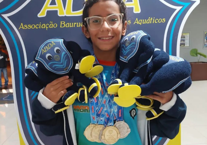 A nadadora amazonense Adriele Marcela fez história com 7 medalhas no campeonato brasileiro de nado infantil. - Foto: reprodução FADA