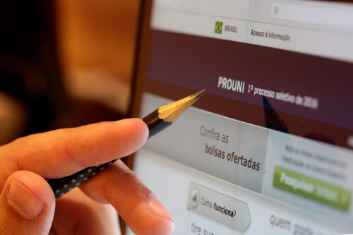 O Prouni oferece bolsas de estudos para estudantes de baixa renda, em universidades particulares. - Foto: gov.br