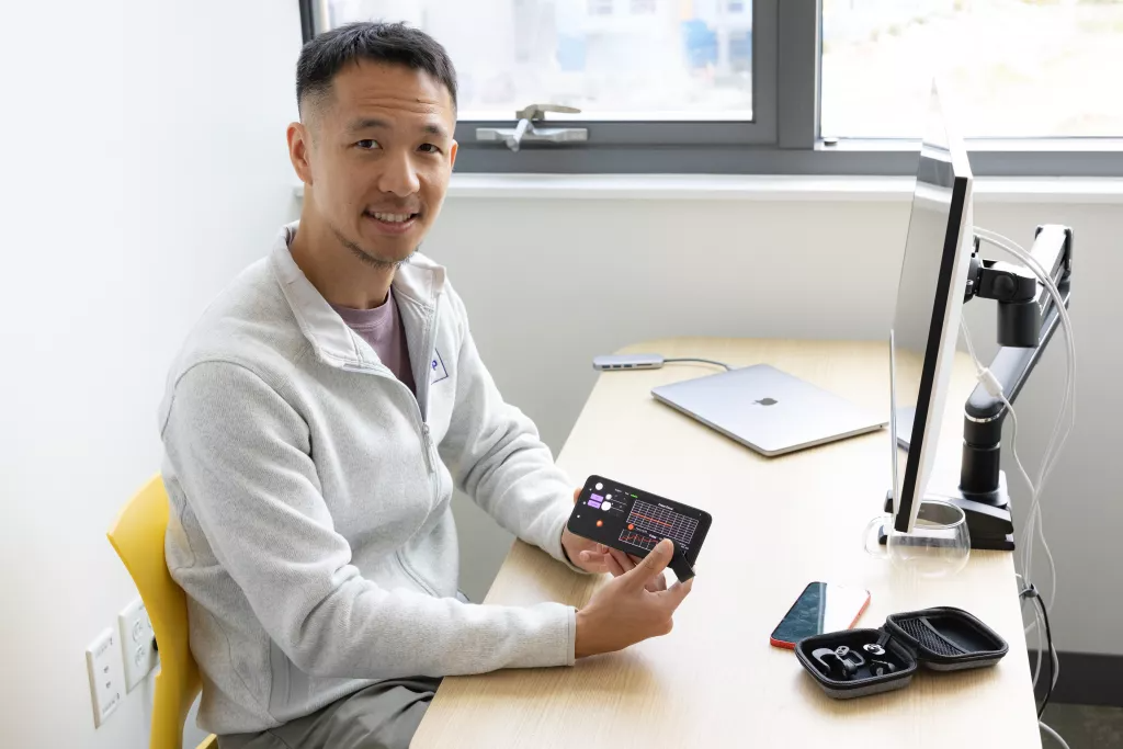 Edward Jay Wang, é professor assistente na UCSD e foi um dos responsáveis pela criação da tecnologia que promete ajudar grávidas, idosos e pessoas com problemas de hipertensão. Foto: Reprodução/Chelsea Maples Photography.