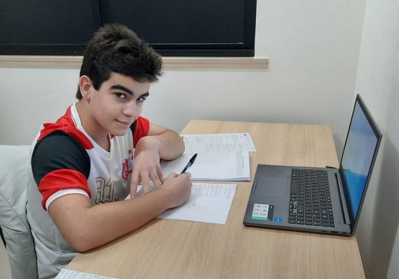 O menino Caio de 14 anos, tem um desempenho excelente na Universidade, com capacidade de foco incrível e notas altas. Foto: Reprodução/Arquivo pessoal.
