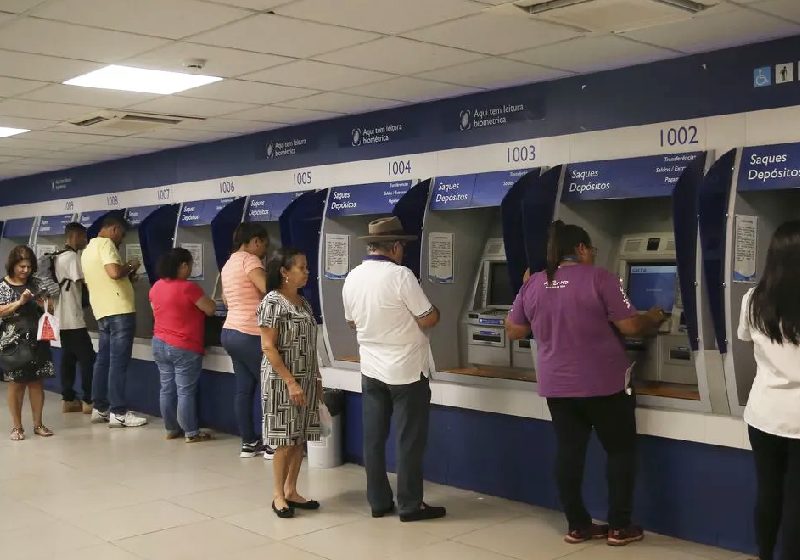 Trabalhadores que estiveram em atividade de 1971 a 1988 têm direito de sacar dinheiro do saldo do PIS/Pasep. Veja como fazer! - Foto: Agência Brasil