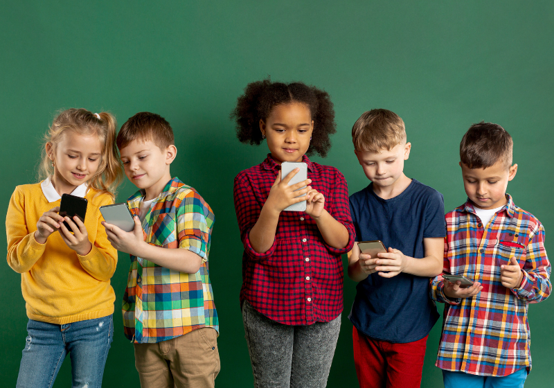 Entre as 4 formas de lidar com os filhos nas redes sociais, estão a moderação do tempo de uso, instruções sobre bullying e muito mais. Foto: Reprodução/Freepik.