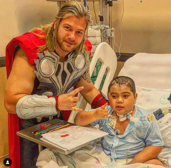 Gabriel além de fisioterapeuta é cosplayer do personagem Thor. Ele realiza trabalho voluntário em hospitais de crianças com câncer. Foto: Reprodução/Arquivo pessoal.