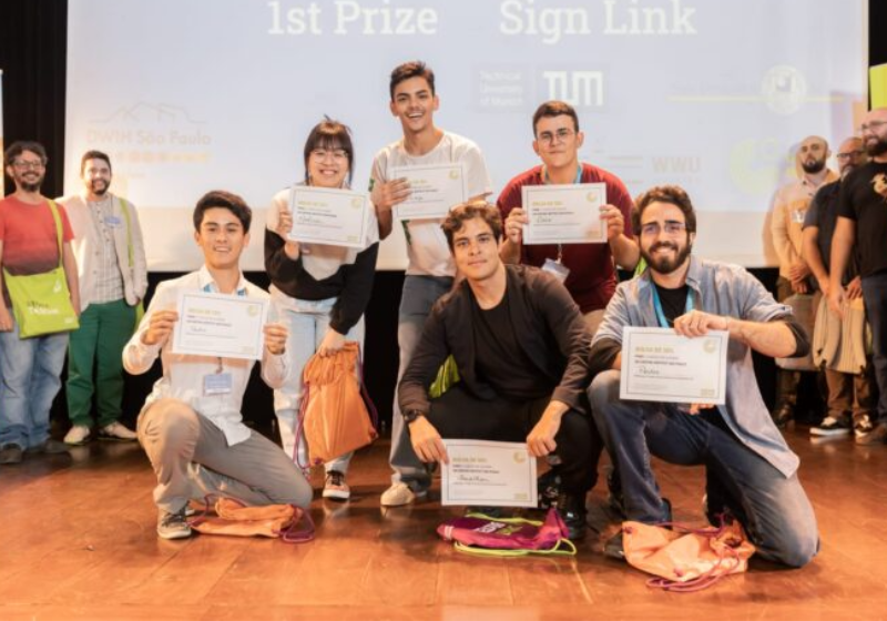Os alunos da USP e da UFJF desenvolveram um aplicativo para incentivar a prática de língua de sinais e ganharam um prêmio por isso. Foto: Reprodução/Ricson Onodera.