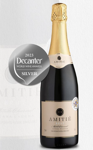 O espumante clássico da Amitié ficou com a medalha de prata. A bebida em toques refrescantes e faz parte de uma linha premium da marca. Foto: Reprodução/Amitié.