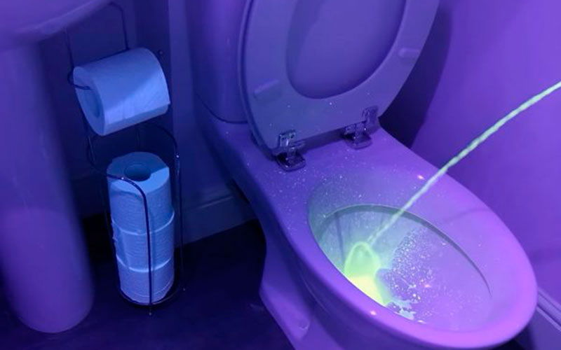 Se você é daqueles que só faz xixi em pé, comece a repensar seu hábito. Olha como fica o seu banheiro! Foto: Reprodução/QS Supplies. 