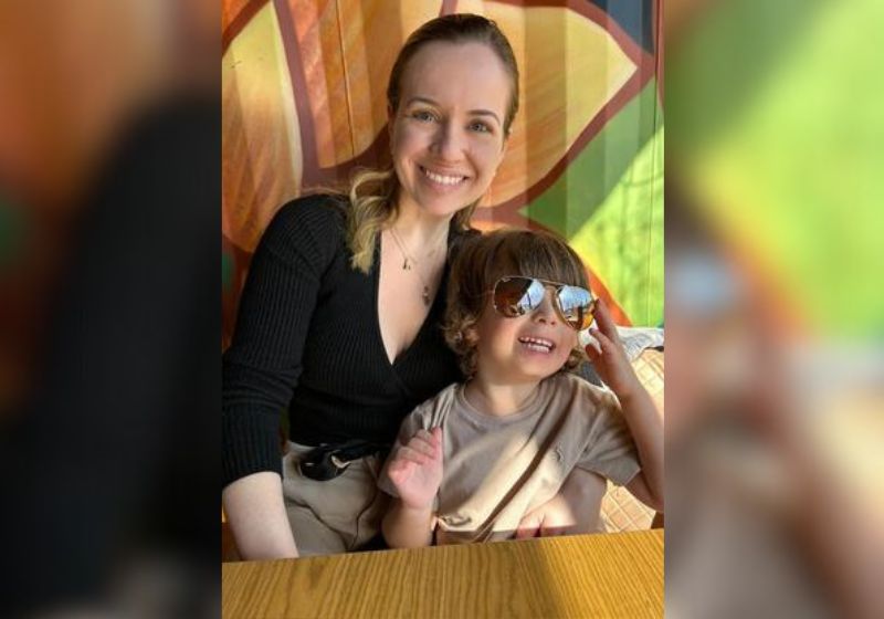 A mãe, Bruna Mendes, estudava enquanto o filho, Rafael, dormia. Mesmo assim foi aprovada em Medicina em 4 universidades - Foto: arquivo pessoal