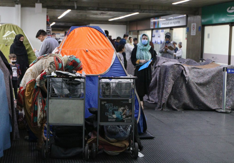 As famílias de refugiados afegãos estão sendo acomodadas em um hotel. Elas tomaram vacinas e receberam cuidados médicos. - Foto: Rovena Rosa / Agência Brasil