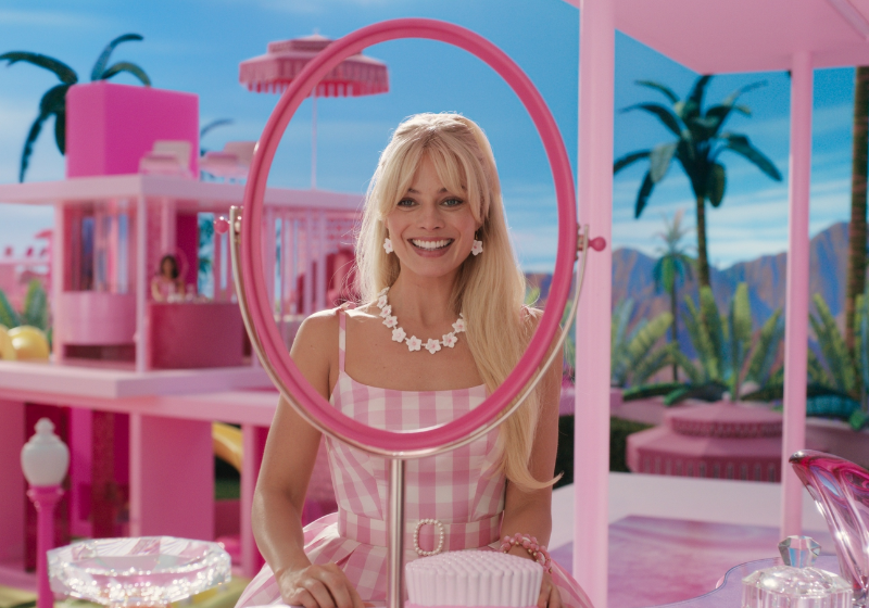 A Barbie espalhou a mania cor-de-rosa pelo mundo todo, no Brasil a boneca ganhou um sanduíche e exposição. Foto: Reprodução/Warner Bros.